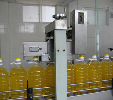 Low price with belt automatic oil capping machine